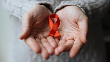 HIV: 1 στους 2 διαγιγνώσκεται καθυστερημένα – Γιατί η Ευρώπη χάνει τον στόχο για το AIDS έως το 2030