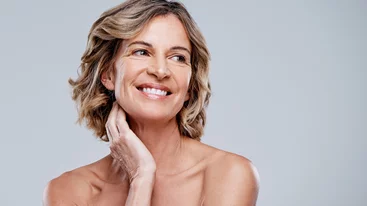 Λιπαρή επιδερμίδα μετά τα 50: Πώς να φροντίσεις αποτελεσματικά την επιδερμίδα σου