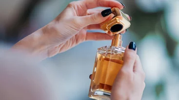 Γλυκά και καθαρά: 3 νέα αρώματα που θα κάνουν τους πάντες να αναρωτιούνται τι φοράς