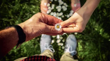 Σχέση ζωής ή "σχεσούλα": Γιατί αρκούμαστε σε σχέσεις χωρίς έρωτα;