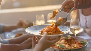 Τα καλύτερα comfort foods για κάθε ζώδιο όταν έχει κρύο - spoiler: δεν είναι πάντα υγιεινά [εκτός από τα 3 ζώδια που ακόμα και στο splurge τρώνε σωστά]