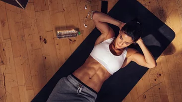 "Χτίσε" τους καλύτερους κοιλιακούς στο σπίτι με μόνο 3 κινήσεις