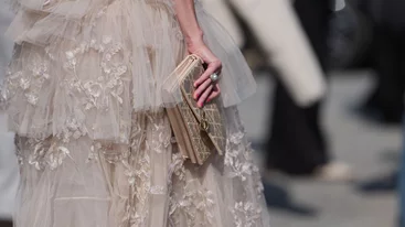 215% άνοδος στο Google: Το μανικιούρ-τάση των Χριστουγέννων 2025