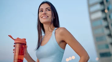 Protein water: Η τάση που υπόσχεται ενυδάτωση και γράμμωση - Τι λένε οι ειδικοί;