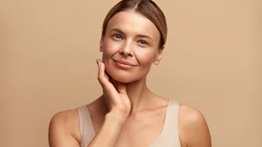 Αυτό είναι το χτένισμα που χαρίζει εφέ βλεφαροπλαστικής