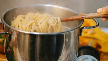 Το "γιαγιαδίστικο" hack που καθαρίζει καμένες κατσαρόλες με 2 υλικά