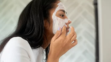 Η DIY μάσκα με βρώμη που "σβήνει" τις κοκκινίλες σε 10'