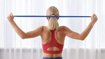 Οι καλύτερες ασκήσεις για να χαλαρώσεις την πλάτη - μόνο με ένα λάστιχο και στο σπίτι