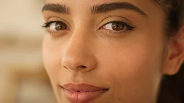 Η μαγική ρουτίνα των 60'' που απαλύνει τις ρυτίδες με άμεσο αποτέλεσμα