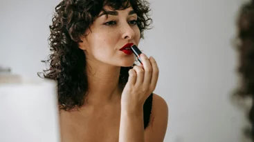 Αγίου Βαλεντίνου 2026: 7 κόκκινα κραγιόν για ακαταμάχητα χείλη