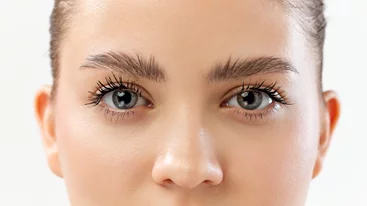 Θέλεις βλεφαρίδες σαν ψεύτικες; Βρήκα 3 pro tips για μήκος και όγκο με τη mascara που έχεις ήδη