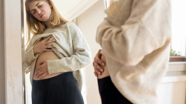 Φούσκωμα μετά το φαγητό; Το απλό κόλπο με τα χέρια που βοηθά τη χώνεψη