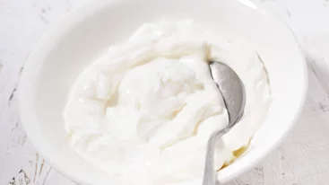 "Ένα γιαουρτάκι" για βραδινό: Τι να βάλεις μέσα για να χορτάσεις πραγματικά