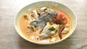 Κόκαλο ψαριού στον λαιμό: Οι πιο επικίνδυνες επιπλοκές και γιατί δεν πρέπει να το "σπρώχνεις" με ψωμί