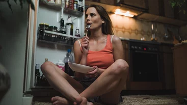 Ξυπνάς πεινασμένη μέσα στη νύχτα; Οι ειδικοί εξηγούν το γιατί και πώς να το διορθώσεις