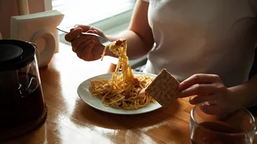 Μακαρόνια με ψωμί: Τελικά παχαίνει αυτός ο συνδυασμός υδατανθράκων;