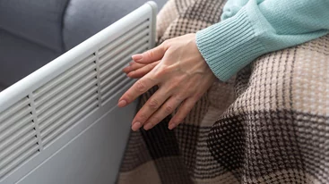 Γιατί νιώθεις συνέχεια ότι κρυώνεις; Οι γιατροί εξηγούν 9 λόγους