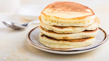 Τι θα έλεγες αν το πρωινό σου είχε pancakes μελομακάρονου; Φτιάξτα εύκολα και γρήγορα!