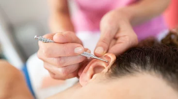 Νέο trend στο TikTok: Τι είναι το "ear seeding" και μπορεί πραγματικά να σε βοηθήσει;