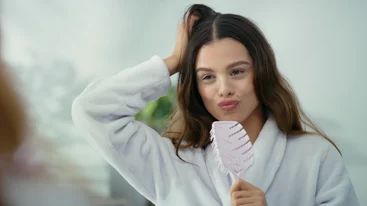 Hygral Fatigue: Ο λόγος που τα μαλλιά σου σπάνε, παρόλο που τα ενυδατώνεις συνέχεια