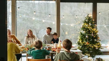 Χριστούγεννα: Να πάω ή να μην πάω στα οικογενειακά τραπέζια;