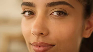 Tubing mascara: Η μάσκαρα που δεν μουτζουρώνει ποτέ - γιατί τη λατρεύουν όλες