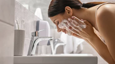 Βραδινός καθαρισμός προσώπου: Το λάθος που κάνεις και σου προκαλεί σπυράκια