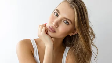 Cool skin & plump lips: Τα 2 προϊόντα που θα σε κάνουν να ξυπνάς με την απόλυτη λάμψη