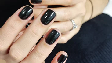 Midnight Jelly: Το απόλυτα chic μανικιούρ που θα αντικαταστήσει το μαύρο