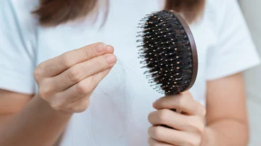 Γιατί πέφτουν τα μαλλιά σου: Πότε η τριχόπτωση είναι φυσιολογική και πότε οχι;