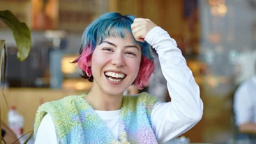 Από το millennial pink στο neon πράσινο: Πώς τα χρώματα γίνονται σήμα κατατεθέν κάθε γενιάς;