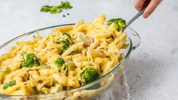 Εύκολη μακαρονάδα με μπρόκολο, τσένταρ και παρμεζάνα