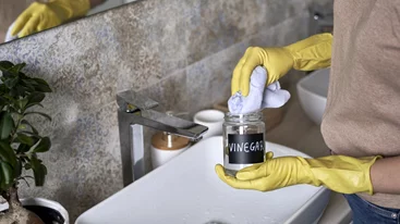 8 πράγματα που δεν πρέπει ποτέ να καθαρίζεις με ξύδι