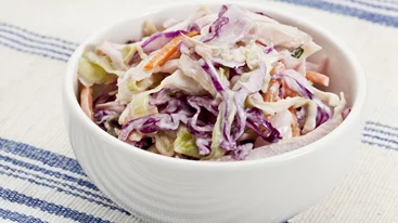 Λάχανο σαλάτα με τζίντζερ + σουσάμι: Η viral συνταγή που θα λατρέψεις αυτή τη σεζόν