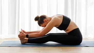 Πονάς από την πολύωρη ορθοστασία; 3 διατάσεις που σώζουν πόδια, γόνατα και μέση