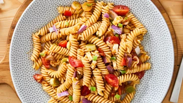 Η πιο νόστιμη πρωτεϊνούχα σαλάτα με ζυμαρικά για το σημερινό meal prep