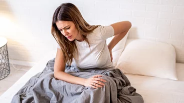 Ορθοπεδικός αποκαλύπτει: Οι 3 απλές ασκήσεις που μειώνουν τον πόνο στη μέση στο σπίτι