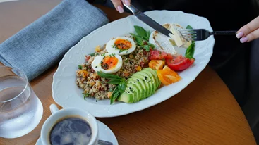 Μετά το πρωινό: Η συνήθεια που μειώνει την όρεξη στις γυναίκες (τώρα, ξέρεις τι να κάνεις)