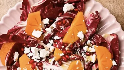 Η πιο γιορτινή σαλάτα για το χριστουγεννιάτικο τραπέζι σου με ραντίτσιο και λωτό