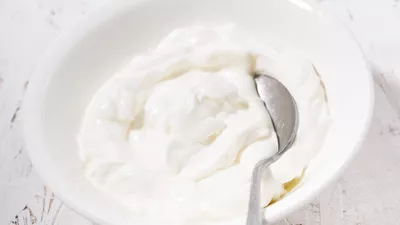 "Ένα γιαουρτάκι" για βραδινό: Τι να βάλεις μέσα για να χορτάσεις πραγματικά