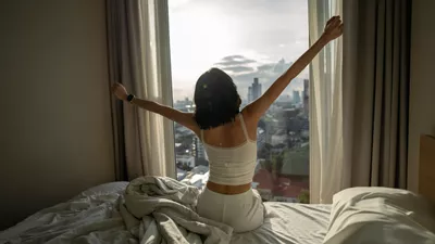 Σε δυσκολεύουν τα πρωινά ξυπνήματα; Το κόλπο για άμεση ενέργεια