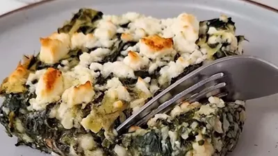 Σπανακοτραχανόπιτα: Η πιο εύκολη πίτα για όσους βαρέθηκαν τον τραχανά σε σούπα