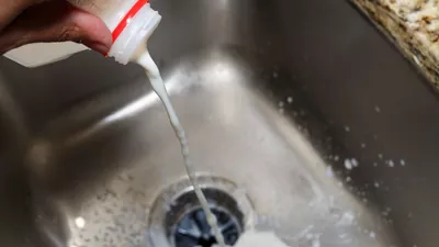 Γάλα, καφές, λάδι: 9 πιο ύπουλα προϊόντα δεν πρέπει να χύνεις ποτέ στον νεροχύτη