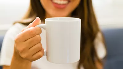 Το ρόφημα που κρατά τον εγκέφαλο πιο νέο: 3 φλιτζάνια την ημέρα αρκούν, λένε οι ειδικοί