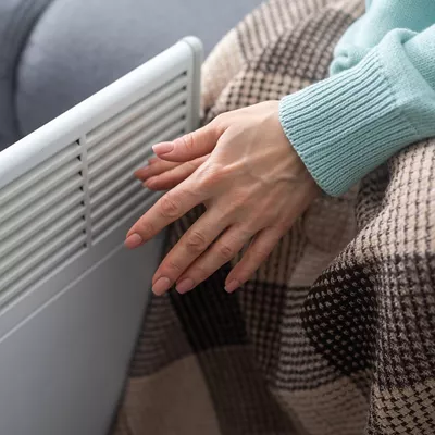 Γιατί νιώθεις συνέχεια ότι κρυώνεις; Οι γιατροί εξηγούν 9 λόγους