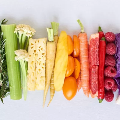 Αυτά είναι τα 6 λαχανικά που προκαλούν φούσκωμα όταν τα τρως ωμά