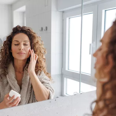 Οι καλύτερες ενυδατικές κρέμες ματιών με λιγότερα από 15 ευρώ