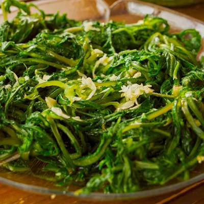 Ραδίκια: Το χειμερινό, πικρό χόρτο που ταιριάζει στα "βαριά" γεύματα