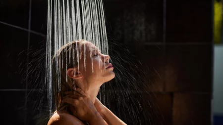 Dark showering: Τι είναι το ντους στο σκοτάδι και ποια τα οφέλη του;