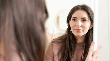 Μιλάς μόνη σου; Δεν είσαι τρελή – Οι ψυχολόγοι εξηγούν γιατί η "αυτο-ομιλία" κάνει καλό στον εγκέφαλο